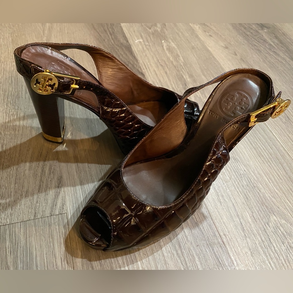 TORY BURCH Allison Crocs Brown Patent Leather Peep Toe Slingback Heels Sz 6M